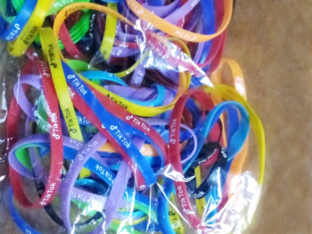 Браслет TikTok арт. 272-BR Силиконовый узкий (100 шт). в пак. Браслет TikTok арт. 272-BR Силиконовый узкий (100 шт). в пак.