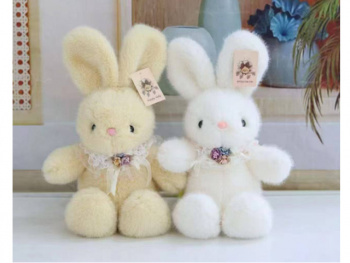 им Зайка арт. YE25910-5 Пушистый цвета микс в белом воротничке 35 см в пак.)