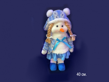 им Снеговик арт. X114B-2-601 Девочка в синей шапке с помпонами 40 см в пак.